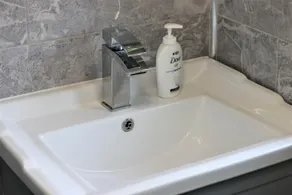 Stylish 3 Bedroom Loft Apartment - Free Parking - Fast WiFi - by PROPERTY PROMISE - Image 3