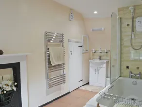 4 bedroom accommodation in Mellis - Image 3