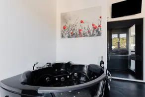 Holiday Home 'Suite Black and White' with Balcony, Wi-Fi & Air Conditioning - Image 3