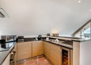 Outstanding and beautifully presented first floor apartment. - Image 5