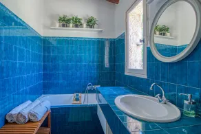 Villa Avec Terrain de Tennis Privé et Piscine - Image 4