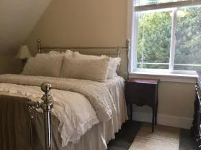 Coastal Retreat Across From Puget Sound Sleeps 2-4. High Speed Internet. - Image 4