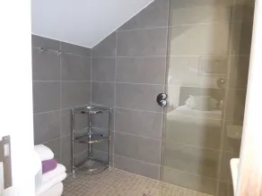 Centrally located, luxury, modern 3 bedroom, 2 bathroom apartment - Image 2