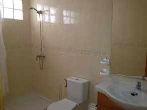 Makellose 2-Bett-Wohnung im Erdgeschoss in Wohnanlage mit Pool - Image 5