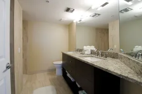 Suite élégante et lumineuse en bord de mer | Balcon privé avec vue! - Image 3