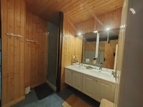 Stor renoveret familiegite, ved foden af vandrestier og stier, land - Image 2