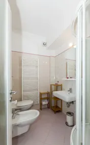 Enjoy a quite location in a private house , 10 minutes from the city center - Image 5