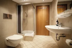 (6) Lejlighed 32 kvm, bad / toilet, tekøkken og balkon - Image 3