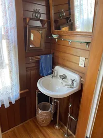 Charming summer cottage, steps to town and Shorepath! Sleeps 10 - Image 5