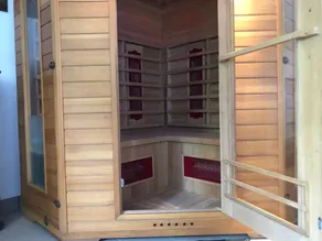 Guesthouse 'Room 4 - The Red Suite' with Shared Terrace and Garden - Image 4