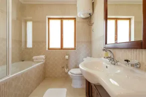 Spacious 4-BR Villa for 8, close to beaches, with private pool - Image 4
