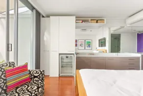 Cosy Studio with City Views - Image 5