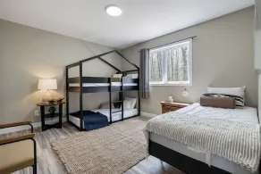 Modern 4-season Lakefront Chalet with New Hot Tub & 4 Bedrooms: 1 hr from Ottawa - Image 4