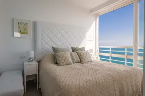 Beautiful corner apartment with spectacular sea views close to beach - Image 5