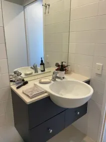 Rymlig lägenhet med ett sovrum med stor balkong - Image 3