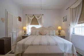 Graceville is just across the road from the beach.  Easy access to shops. - Image 3