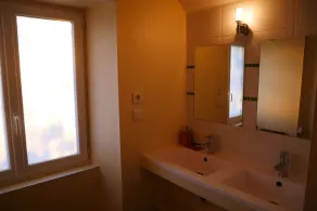 Pretty renovated farmhouse - Image 3