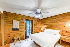 Lakeside log home with a private deck, WiFi, firepit, central AC, & washer/dryer - Image 4