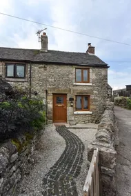 Chatterbox Cottage, romantic hideaway in the Picturesque Derbyshire Dales - Image 5