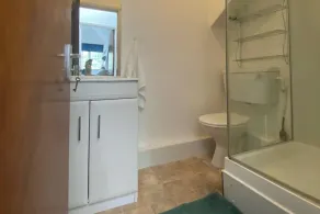Apartment - Sleeps 4 & Excellent Transport Links - Image 2