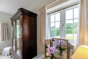 Charming detached cottage in peaceful, rural setting with woodland & ponds - Image 3