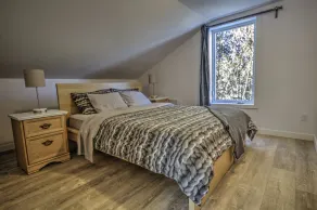 Cool & cosy retreat with private lake, paddleboard / kayaks, trails and firepit - Image 5