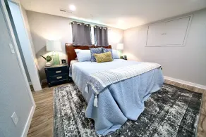 A beautifully renovated spacious 2 bedroom apartment with  King Beds - Image 5