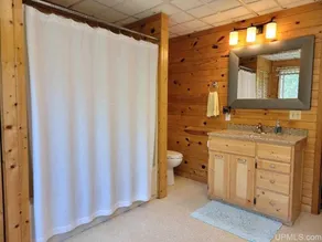 Shoreline Oasis: Secluded Lake Michigan Getaway - Image 2