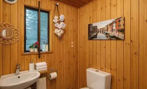 Spacious 4-Bed Retreat in Vibrant Footscray - Image 2