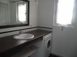 Apartment with enclosed garden and private parking in quiet city center location - Image 2