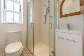 Eine schöne moderne Doppelhaushälfte, die wunderschön präsentiert wird. - Image 5