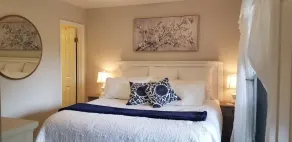 King Bed! Cozy Amelia Island Gem just steps to the beach. - Image 3