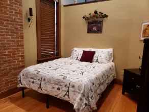 Downtown Chatfield-Schöne 2. Fl Loft (2 Bdrm / 1 Bad) w / Private Deck & Hottub - Image 4