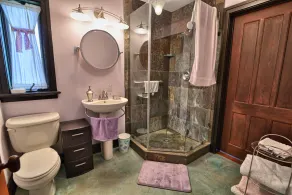 Large  property with 2nd barn/game house and additional beds - Image 3