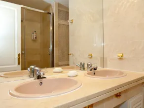 Belle villa familiale avec piscine à côté d la mer, En face de Nikki Beach, près d l'hôtel Don Carlo - Image 3