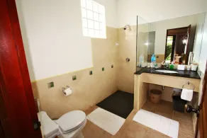 Détendez-vous près de votre piscine privée pendant que notre chef vous prépare de délicieux repas - Image 4