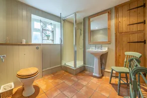 Une maison de caractère indépendante très attrayante, avec un joli jardin de chalet. - Image 2