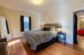 Fabulous LOCATION quiet setting steps to Pearl - Image 5