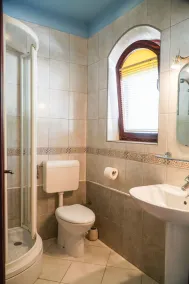 Villa moderna, piscina, campo da tennis, negozi, ristoranti e bar, vicino al mare. - Image 4