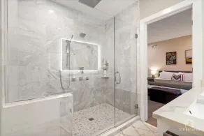 The Suite Spot • Eclectic • Modern • Central • Sleeps 6 - Image 3