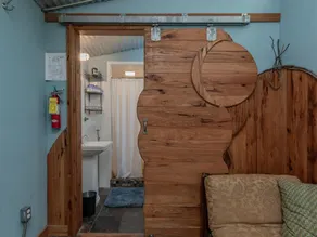 Curiously Cute B&B Private Woodshed- Pet friendly - Image 2