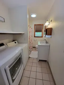 Discount ! A mile to Narragansett beach & Boon Street Market this home has it all ! - Image 4