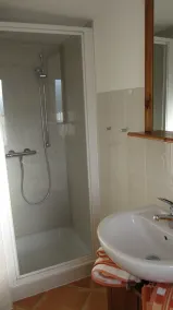 Liten isolerad stuga på en stor äng och fruktträdgård mark - Image 3