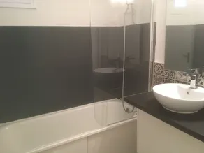 Apartamento com 3 Camas + Estacionamento perto de Kindarena - Image 3