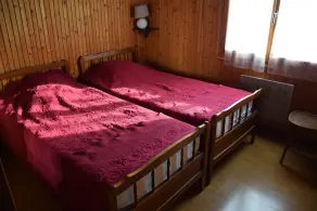 Chalet with fireplace (wood supplied) sleeps 10 (discount for stays of 3 nights or more) - Image 4