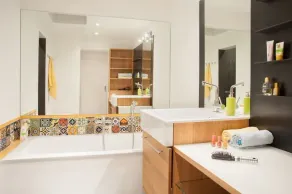 amplio apartamento de 2 habitaciones y 40 metros cuadrados de jardín ideal para familias - Image 3