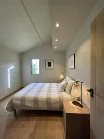 Contemporary house with swimming pool - Image 4