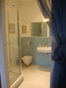 Stilfuldt hus med opvarmet pool i midten af middelalderens Bize ved siden af floden svømning - Image 4