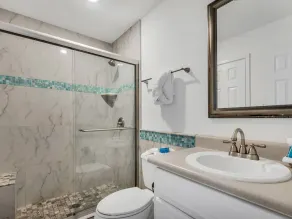 Deux balcons, accès à la plage, piscine, service de plage, salles de bain rénovées - Image 3