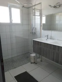 5-bedroom house, swimming pool, bowling alley, - Image 2